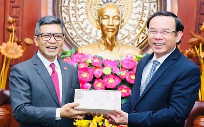 El secretario del Comité del Partido Comunista de Vietnam en Ciudad Ho Chi Minh, Nguyen Van Nen, y el embajador indonesio Denny Abdi. (Fotografía: VNA)