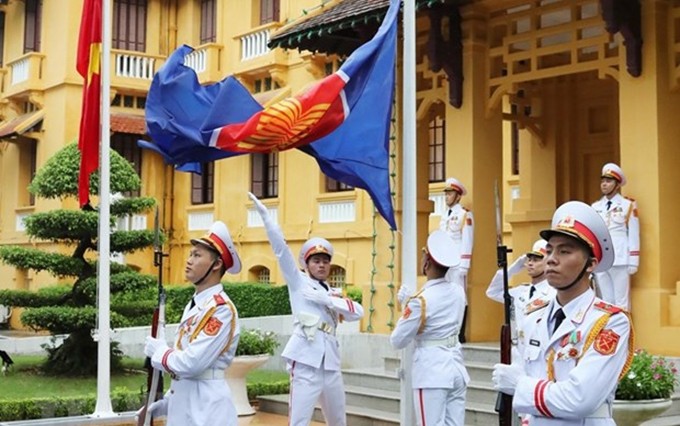 En un acto de izamiento de la bandera de la Asean. (Fotografía: VNA)