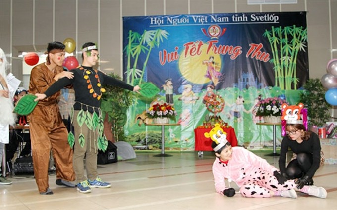 Jóvenes vietnamitas en Rusia interpretan una obra teatral en ocasión del Festival del Medio Otoño para niños de la comunidad coterránea. 