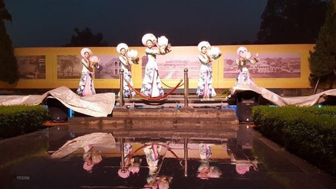 Espectáculo de danza real al servicio de los visitantes, que eligen explorar la Ciudadela Imperial de Thang Long en Hanói. (Fotografía: VNA)