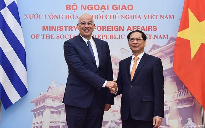 El ministro de Relaciones Exteriores de Vietnam, Bui Thanh Son recibe a su homólogo griego, Nikolaos Dendias. (Fotografía: baoquocte.vn)