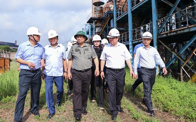 El primer ministro de Vietnam, Pham Minh Chinh, inspecciona el proyecto de acero en la provincia de Thai Nguyen. (Fotografía: Nhan Dan)