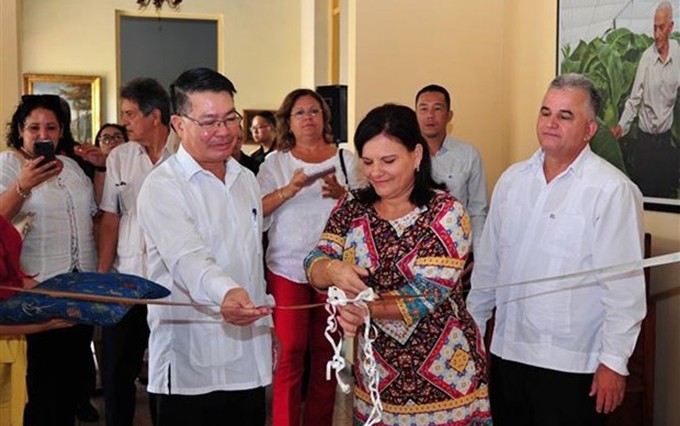 Representantes vietnamitas y cubanos en la inauguración de la exposición "El Vietnam de hoy". (Fotografía: VNA) 