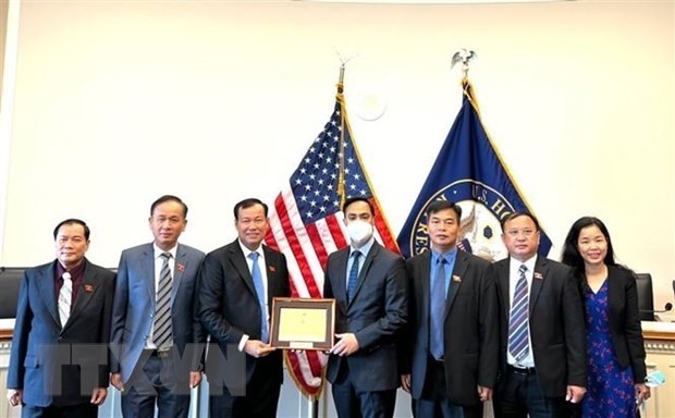 Delegados vietnamitas con el copresidente del Grupo de Asociación Estratégica EE.UU.-Asociación de Naciones del Sudeste Asiático (ASEAN Caucus), Joaquin Castro. (Fotografía: VNA) 