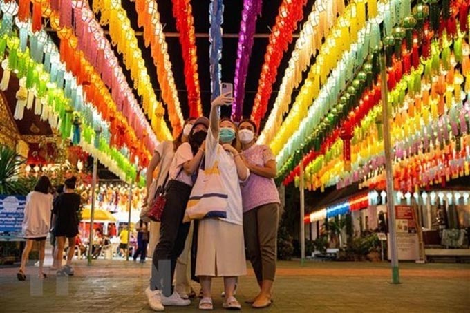 Turistas en la provincia de Lamphun de Tailandia. (Fotografía: Xinhua/VNA)