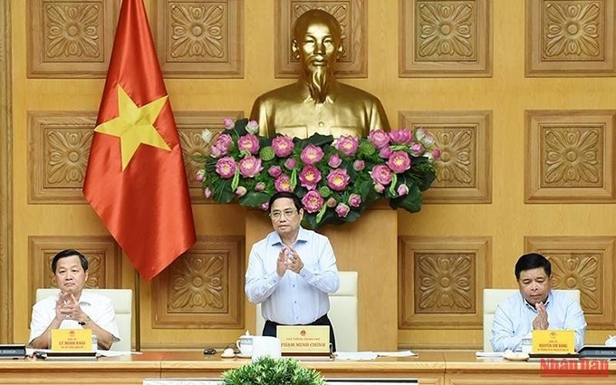 El primer ministro de Vietnam, Pham Minh Chinh, preside la reunión. (Fotografía: Nhan Dan)