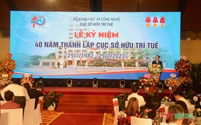 Dinh Huu Phi, jefe del Departamento de Propiedad Intelectual habla en el evento. (Fotografía: qdnd.vn)