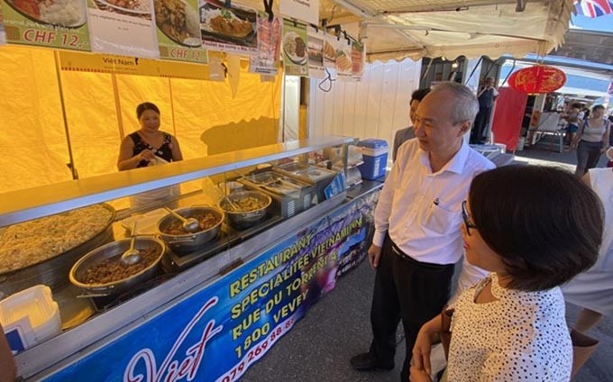 El embajador Phung The Long en un pabellón de gastronomía vietnamita en Vevey. (Fotografía: VNA)