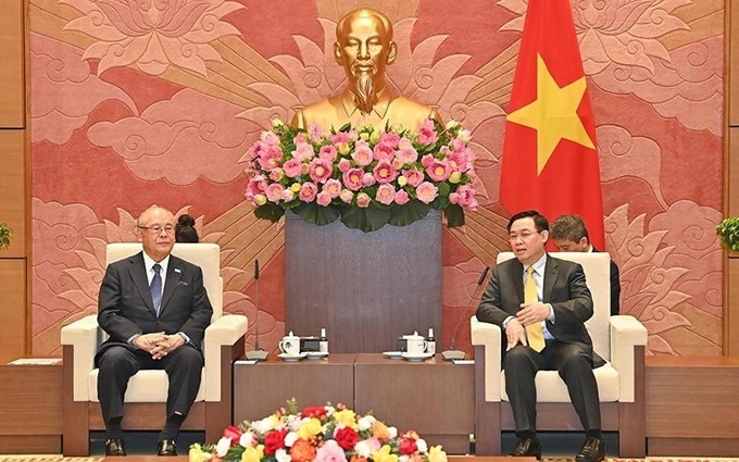 El presidente de la AN de Vietnam, Vuong Dinh Hue, recibe al asesor especial de la Alianza de Diputados de Amistad Japón-Vietnam, Takebe Tsutomu. (Fotografía: Nhan Dan)