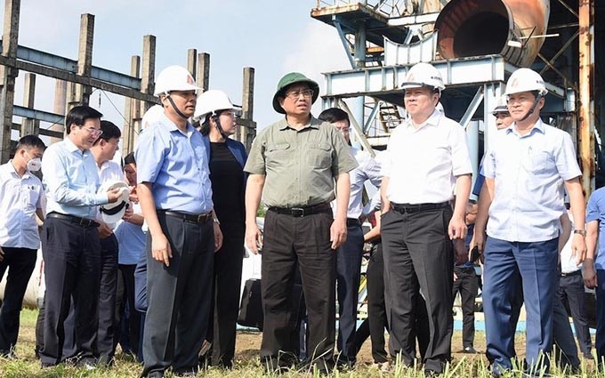 El primer ministro Pham Minh Chinh y la delegación inspeccionan el proyecto de hierro y acero en provincia de Thai Nguyen. (Fotografía: Nhan Dan)