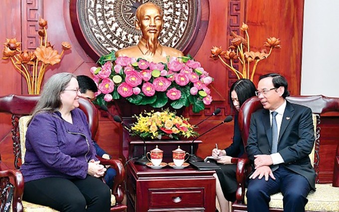 Nguyen Van Nen, secretario del Comité Municipal del Partido Comunista en Ciudad Ho Chi Minh recibe a Marie C. Damour, cónsul general de Estados Unidos en la urbe. (Fotografía: sggp.org.vn)