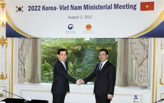 El ministro vietnamita de Industria y Comercio, Nguyen Hong Dien (derecha), y el titular surcoreano de Comercio, Industria y Energía, Lee Chang-yang. (Fotografía: VNA)