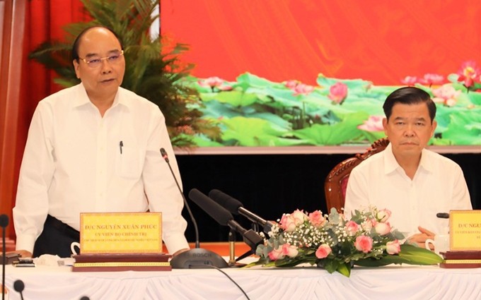 El presidente Nguyen Xuan Phuc (de pie) interviene en la reunión. (Fotografía: Nhan Dan)