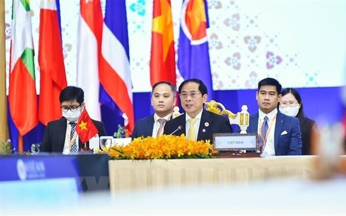 El canciller de Vietnam, Bui Thanh Son (centro), en la Reunión de Ministros de Relaciones Exteriores de Asean-Corea del Sur. (Fotografía: VNA)