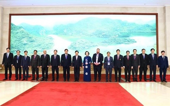 El viceprimer ministro permanente de Vietnam, Pham Binh Minh, y los delegados. (Fotografía: VNA) 
