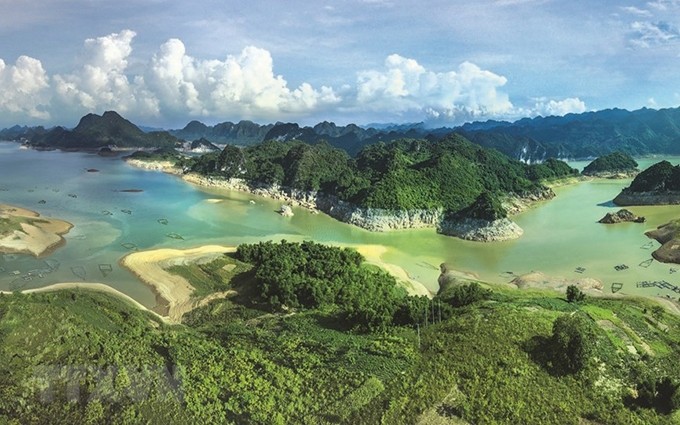 Muchos viajeros consideran al lago Hoa Binh como la Bahía de Ha Long en las montañas del noroeste. (Fotografía: VNA)