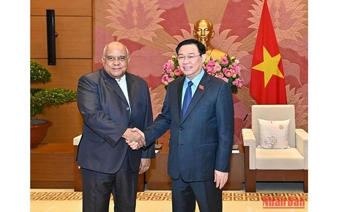 El presidente de la Asamblea Nacional, Vuong Dinh Hue (derecha), recibe al embajador de Cuba en Vietnam, Orlando Nicolás Hernández Guillén. (Fotografía: Nhan Dan)