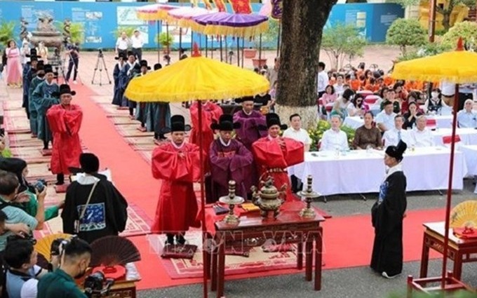 El “Ritual de entrega de abanicos” generalmente se lleva a cabo en el Festival Doan Ngo. (Fotografía: VNA)