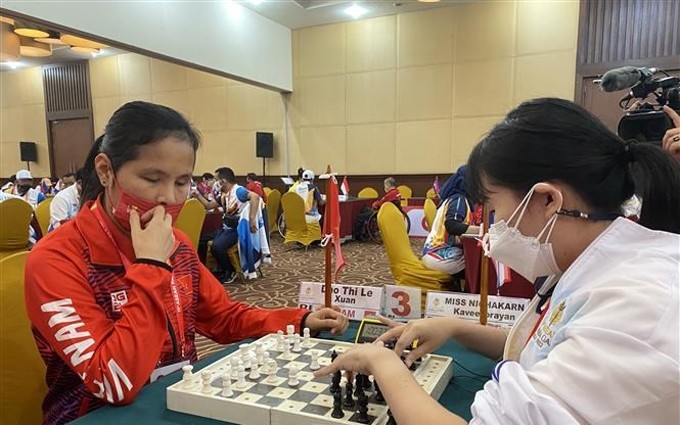 La jugadora de ajedrez vietnamita, Dao Thi Le Xuan (izquierda), se enfrenta a una oponente tailandesa. (Fotografía: VNA)
