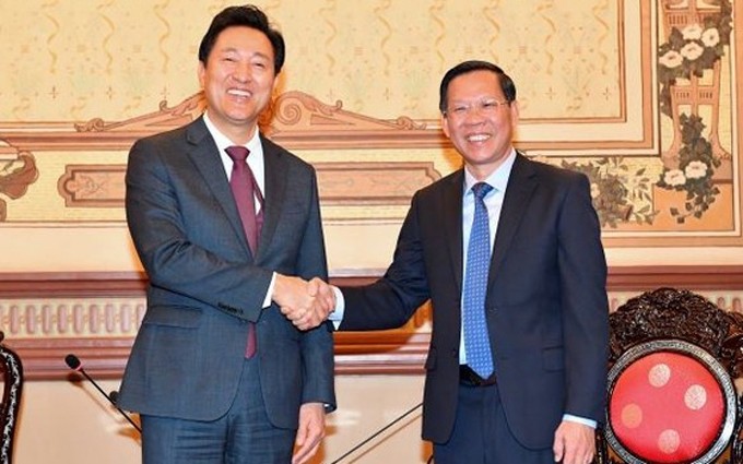 El presidente del Comité Popular de Ciudad Ho Chi Minh, Phan Van Mai (derecha), y el alcalde de Seúl, Oh Se-hoon. (Fotografía: sggp.org.vn)