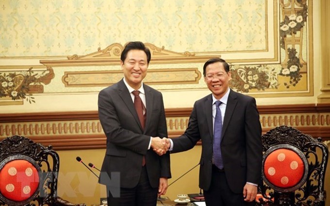 El presidente del Comité Popular de Ciudad Ho Chi Minh, Phan Van Mai, y el alcalde de Seúl, capital de Corea del Sur, Oh Se-Hoon. (Fotografía: VNA) 