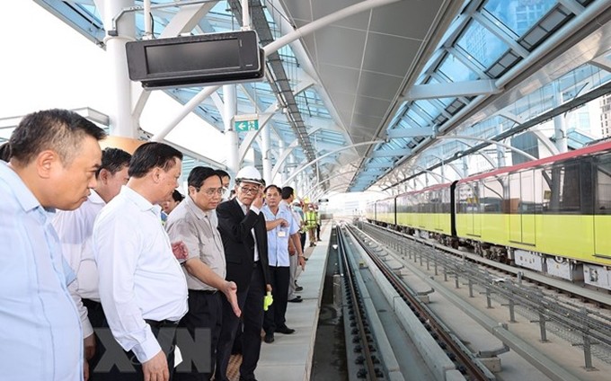 El primer ministro de Vietnam, Pham Minh Chinh insta a acelerar la construcción de ferrocarril urbano Nhon-Hanói. (Fotografía: VNA) 