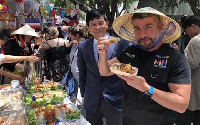 El alcalde de Miguel Hidalgo, Mauricio Tabe Echartea disfruta el Nem de Vietnam en el evento. (Fotografía: VNA)