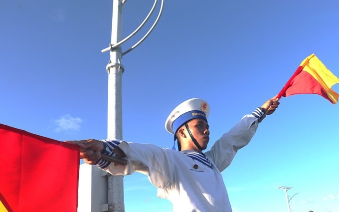 El soldado Dinh Thien Hoang cumple la tarea de guiar el barco a la isla de Song Tu Tay. (Fotografía: VNA)
