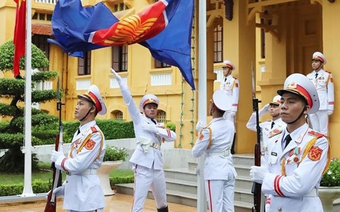 Izamiento de bandera de la Asean en Hanói en 2020 en ocasión del 53 aniversario del Día de su fundación (8 de agosto) y la conmemoración de los 25 años de la integración de Vietnam a ese bloque regional. (Fotografía: VNA)