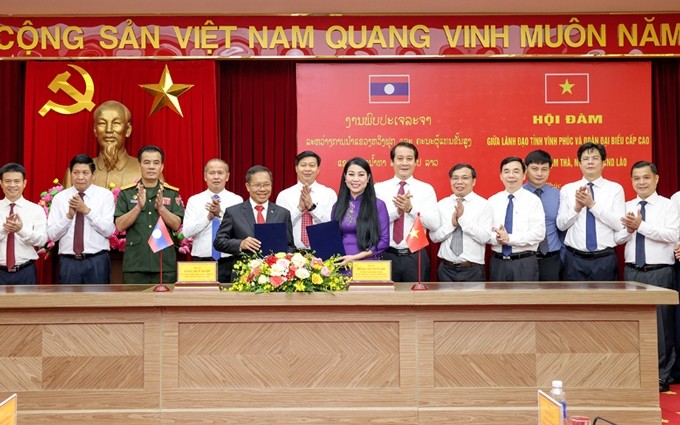 Las partes firman la cooperación. (Fotografía: vinhphuc.gov.vn)