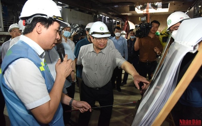 El primer ministro Pham Minh Chinh inspecciona el sitio de construcción de la parada de S9-Kim Ma. (Fotografía: Nhan Dan)