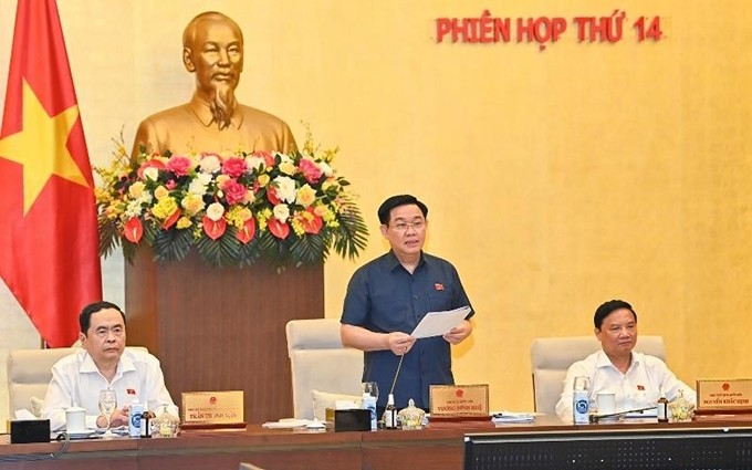 El presidente de la Asamblea Nacional de Vietnam, Vuong Dinh Hue, interviene en la reunión. (Fotografía: Nhan Dan)