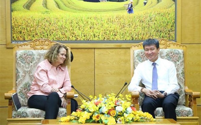 El presidente del Comité Popular de Yen Bai, Tran Huy Tuan, recibe a la directora nacional para Asia Oriental y el Pacífico del Banco Mundial en Vietnam, Carolyn Turk. (Fotografía: VNA)