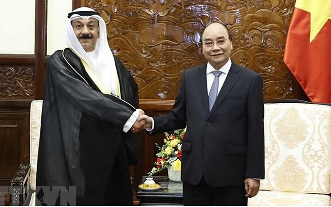 El presidente de Vietnam, Nguyen Xuan Phuc recibe al embajador de Kuwait en Hanói, Yousef Ashour Al-sabbagh. (Fotografía: VNA)