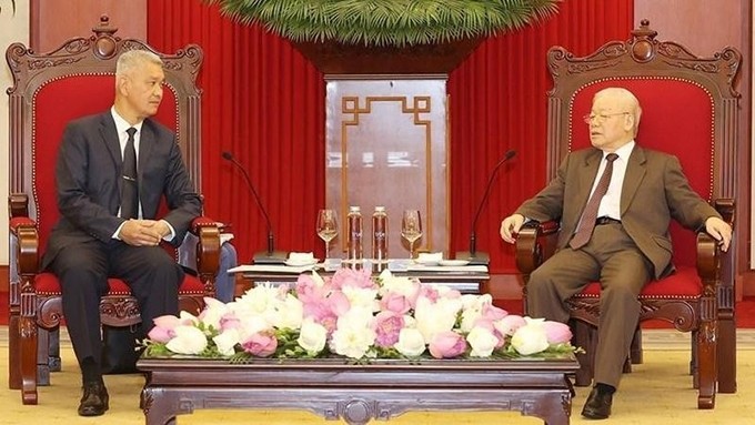 El secretario general del PCV, Nguyen Phu Trong, recibe a Anouphap Tounalom, secretario del Partido Popular Revolucionario de Laos en Vientián y presidente del Consejo Popular de esa capital. (Fotografía: VNA) 