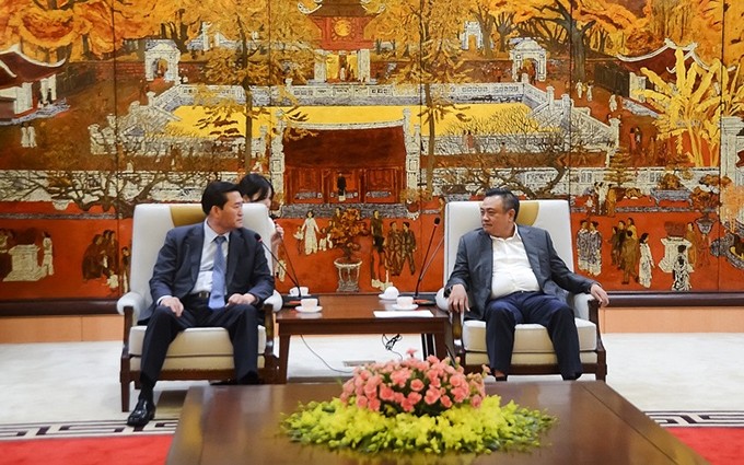El secretario adjunto del Comité del Partido Comunista de Vietnam en Hanói y presidente del Consejo Popular de la capital, Tran Sy Thanh (D) recibe a Kim Kil Soo, presidente de KOVECA. (Fotografía: Hanoimoi.com.vn)