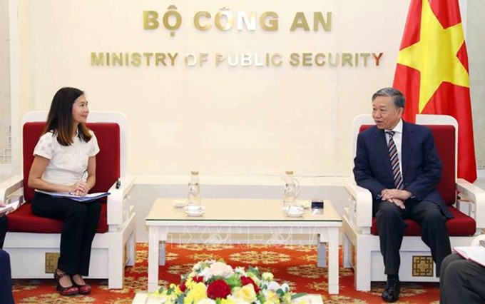 El ministro de Seguridad Pública de Vietnam, To Lam, recibe a la nueva coordinadora residente de la ONU en Hanói, Pauline Tamesis. (Fotografía: VNA)