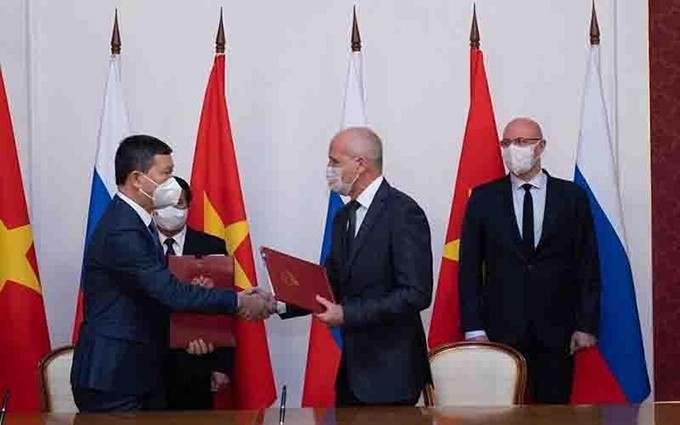 El mayor general Bui Hai Son, jefe interino de la Junta Administrativa del Mausoleo Ho Chi Minh y el académico Sidelnikov N.I., director del Instituto de Estudio de Plantas Medicinales y Aromáticos de Rusia (VILAR), en la ceremonia de firma del acuerdo de cooperación. 