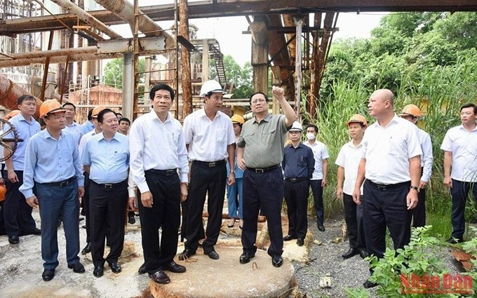 El primer ministro de Vietnam, Pham Minh Chinh, y su delegación en la visita. (Fotografía: Nhan Dan)
