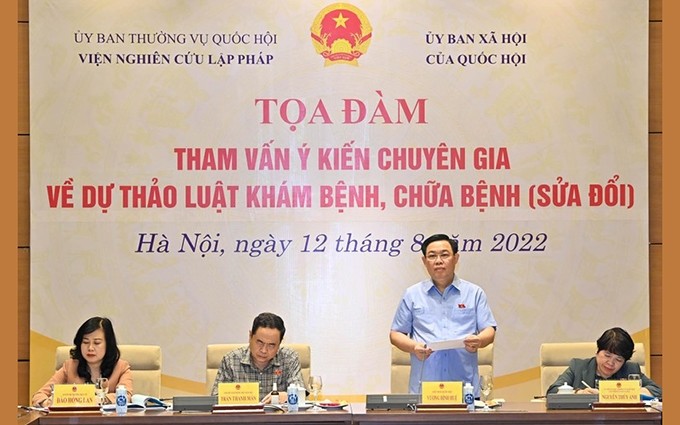 El presidente de la Asamblea Nacional de Vietnam, Vuong Dinh Hue preside el seminario. (Fotografía: Nhan Dan)