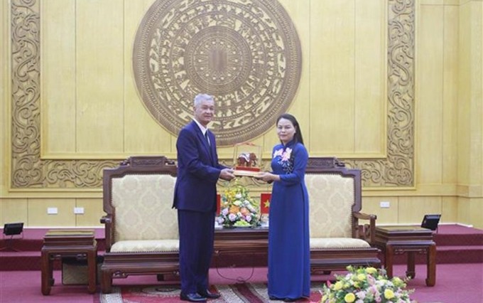 Nguyen Thi Thu Ha, secretaria del Comité partidista y jefa de la delegación de diputados en Ninh Binh, recibe a Anouphap Tounalom, secretario del Comité del Partido Popular Revolucionario de Laos y presidente del Comité Popular de Vientián. (Fotografía: VNA)