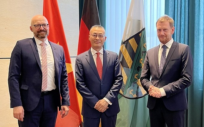 El embajador de Vietnam en Alemania, Vu Quang Minh (centro); el ministro-presidente de Sajonia, Michael Kretschmer (derecha), y el secretario de Estado de Economía, Thomas Kralinski. (Fotografía: VNA)