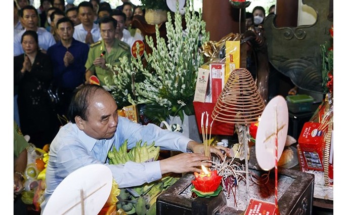 El presidente del país, Nguyen Xuan Phuc, ofrece incienso en homenaje al Presidente Ho Chi Minh. (Fotografía: VNA) 