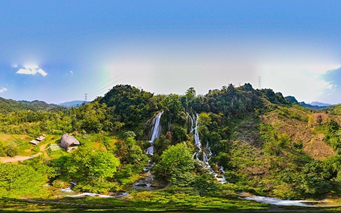 La cascada de Tat Nang enamora a los excursionistas por la belleza primitiva, pacífica y poética de sus paisajes. (Fotografía: Toquoc.vn)
