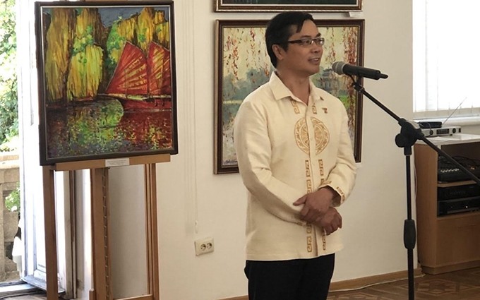 El embajador de Hanói en Kiev, Nguyen Hong Thach habla en el evento. (Fotografía: VNA)