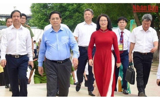 El primer ministro de Vietnam, Pham Minh Chinh (de camisa azul), y delegados al programa. (Fotografía: Nhan Dan)