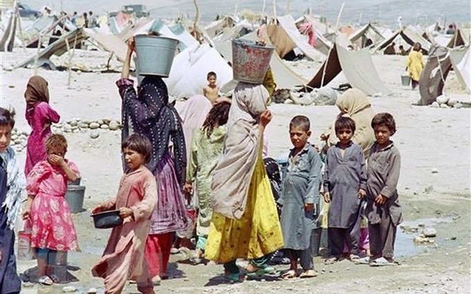 Mujeres y niños en un campo de refugiados en la ciudad afgana de Jalalabad. (Fotografía: AFP/VNA)