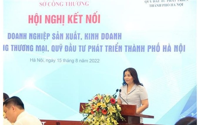 Tran Thi Phuong Lan, directora interina del Servicio de Industria y Comercio de Hanói, interviene en la conferencia. (Fotografía: VNA)