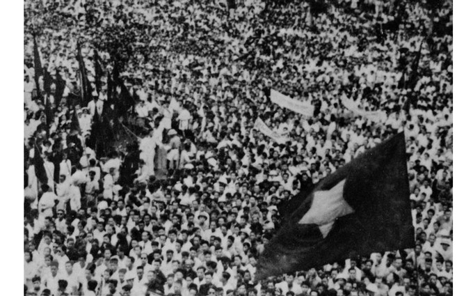El 19 de agosto de 1945, decenas de miles de capitalinos asistieron a un mitin en la plaza del Gran Teatro de Ópera de Hanói celebrando la victoria de la Revolución de Agosto. (Foto de archivo: VNA)