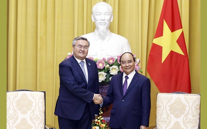 El presidente de Vietnam, Nguyen Xuan Phuc (derecha), recibe al viceprimer ministro y canciller de Kazajistán, Mukhtar Tileuberdi. (Fotografía: VNA)